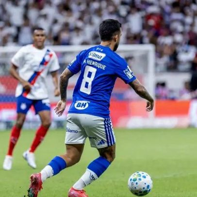 Jogador do Cruzeiro é substituído após cuspir sangue e vai ao hospital