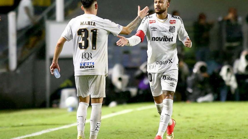 Neymar comemora gol do Santos na vitória contra o Red Bull Bragantino na Vila Belmiro
