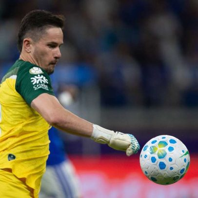 Goleiro do Goiás deixa Mineirão de ambulância; volante atua no gol