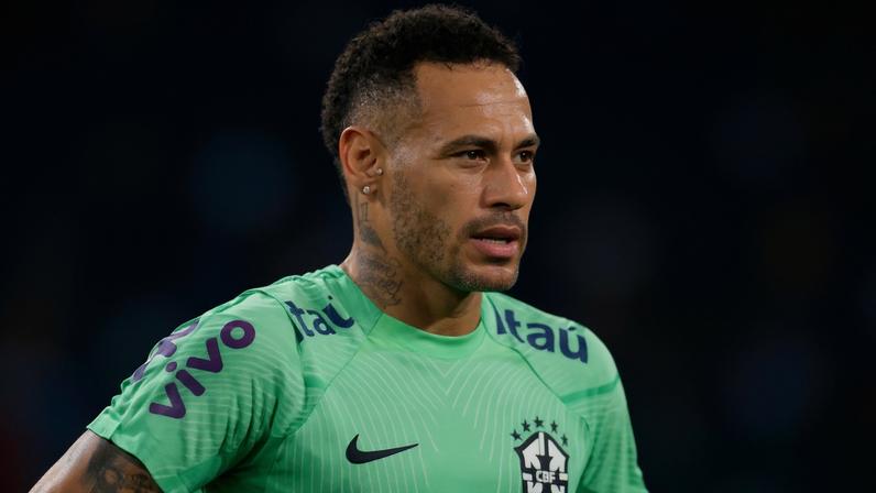 Neymar, suado, em treino da seleção brasileira em Cuiabá — Foto: Gil Gomes/AGIF