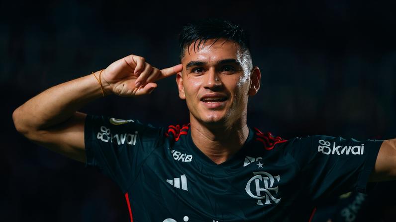 Alcaraz comemora gol em Internacional x Flamengo — Foto: Luiz Erbes/AGIF