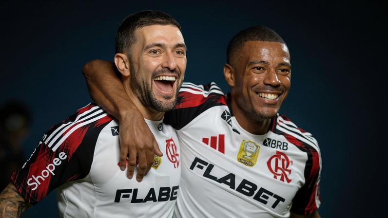 Arrascaeta e De la Cruz em Grêmio x Flamengo — Foto: Liamara Polli/AGIF