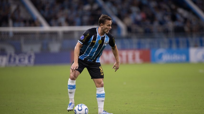Arthur em ação pelo Grêmio — Foto: Maxi Franzoi/AGIF