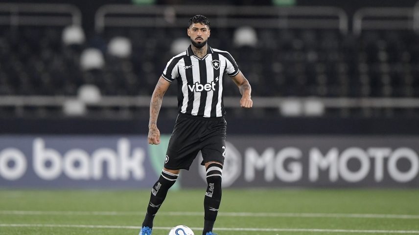 Barboza, do Botafogo, em ação contra o Independiente Petrolero — Foto: Thiago Ribeiro/AGIF