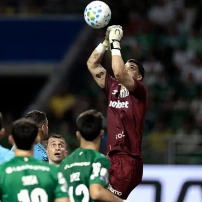Gabriel Brazão leva amarelo por cera e desfalca o Santos no Brasileirão