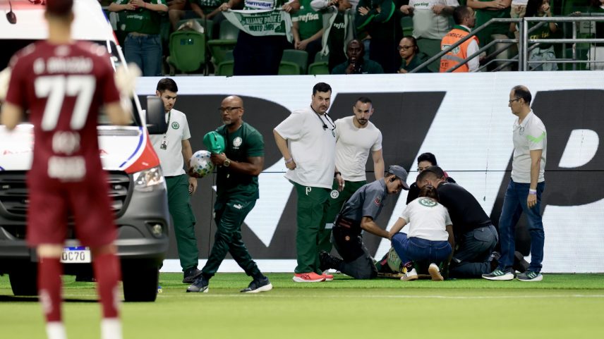 Ambulância entra no gramado do Allianz Parque para prestar atendimento a um torcedor