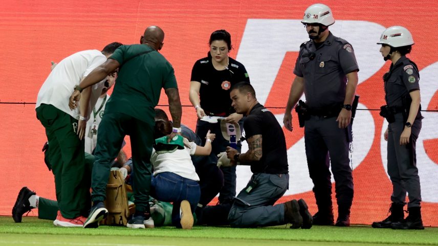 Torcedor do Palmeiras recebe atendimento médico após tentar invadir campo — Foto: Marcello Zambrana/AGIF