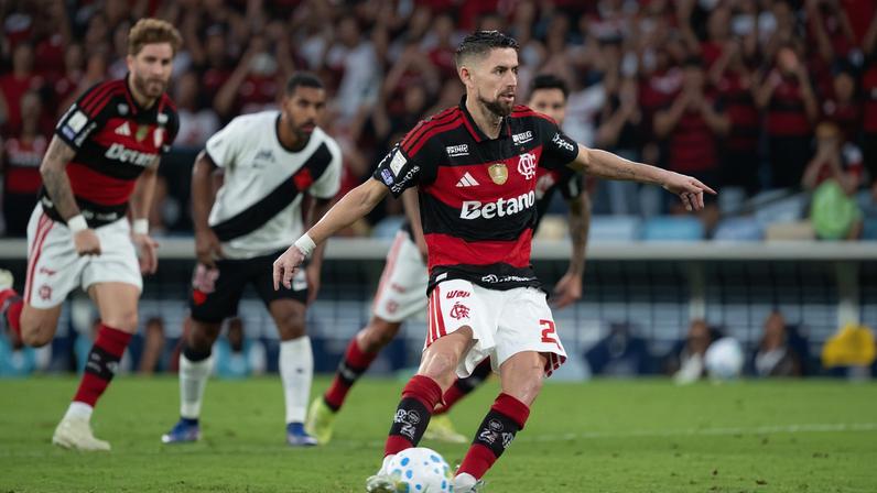 Jorginho na cobrança de pênalti | Flamengo x Vasco — Foto: André Durão