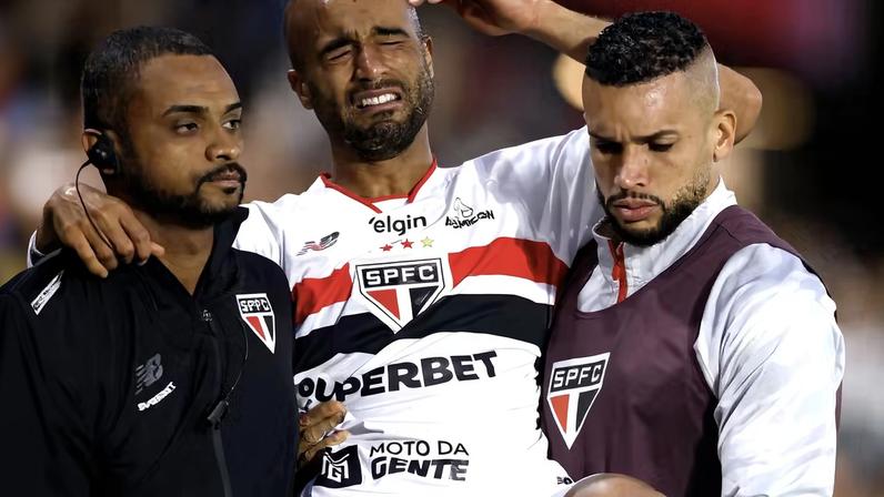 Lucas, do São Paulo, deixa o campo carregado em jogo contra o Bahia — Foto: Marcello Zambrana/AGIF