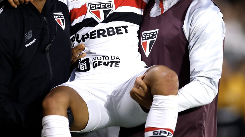 Lucas, do São Paulo, deixa o campo carregado em jogo contra o Bahia — Foto: Marcello Zambrana/AGIF