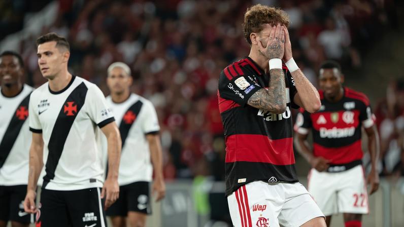 Na volta de Paulinho, Palmeiras empata com o Santos pelo Brasileirão