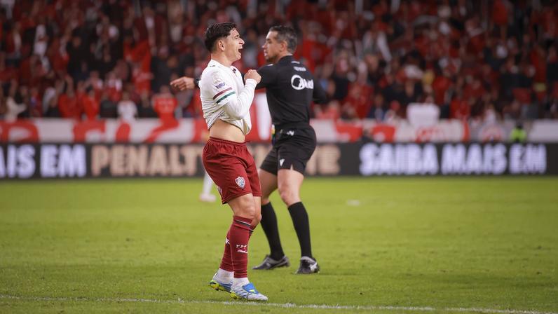 Savarino lamenta bola no travessão do Fluminense contra o Internacional — Foto: Maxi Franzoi/AGIF