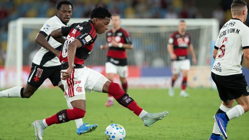 Plata em ação pelo Flamengo contra o Vasco — Foto: Jorge Rodrigues / AGIF