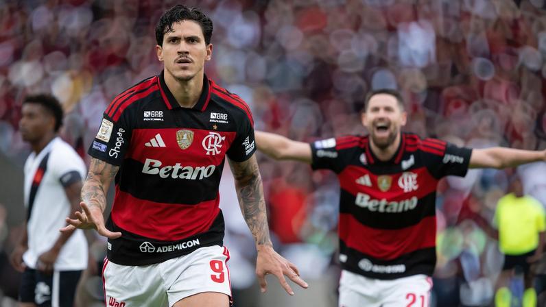 Pedro comemora um gol no Flamengo x Vasco — Foto: Jorge Rodrigues / AGIF
