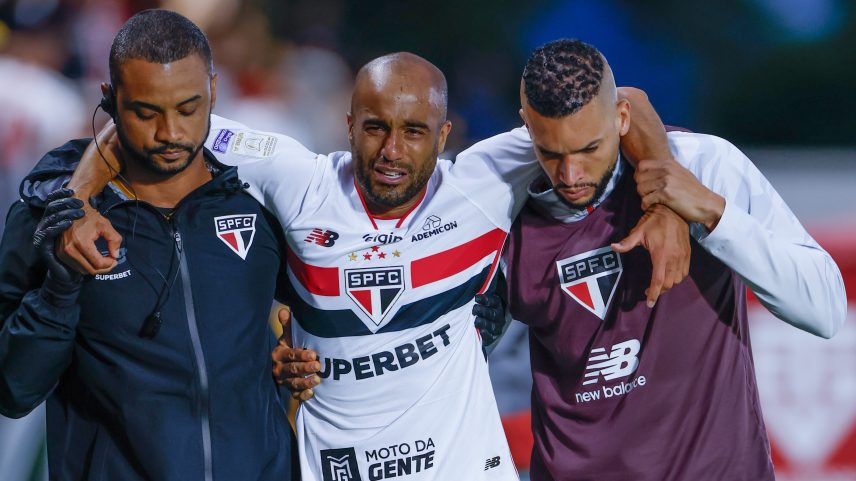 Lucas é carregado após deixar São Paulo x Bahia — Foto: Marcello Zambrana/AGIF