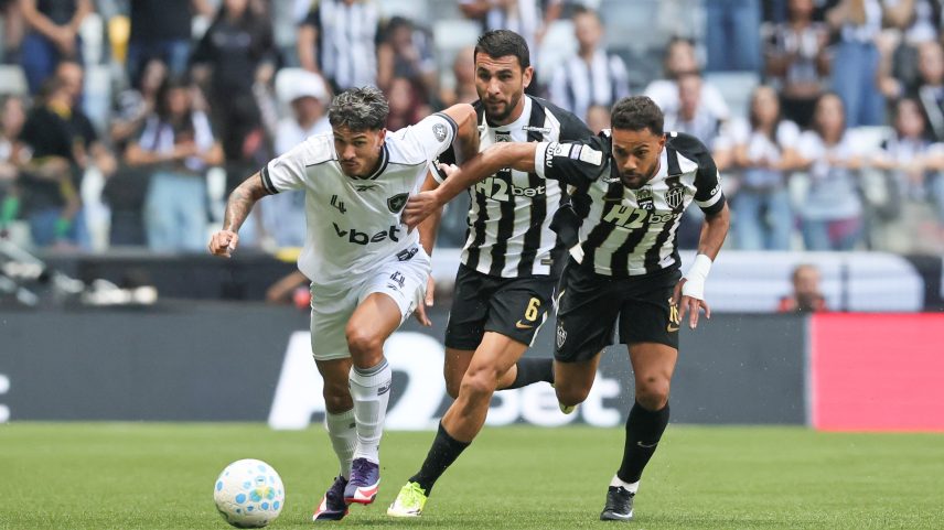 Mateo Ponte e Renan Lodi em Atlético-MG x Botafogo — Foto: Gilson Lobo/AGIF