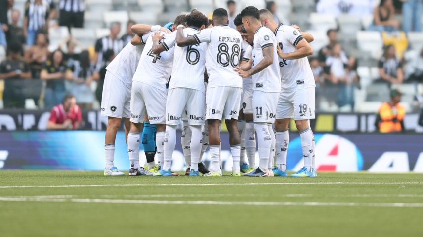 Jogadores do Botafogo contra o Atlético-MG — Foto: Gilson Lobo/AGIF