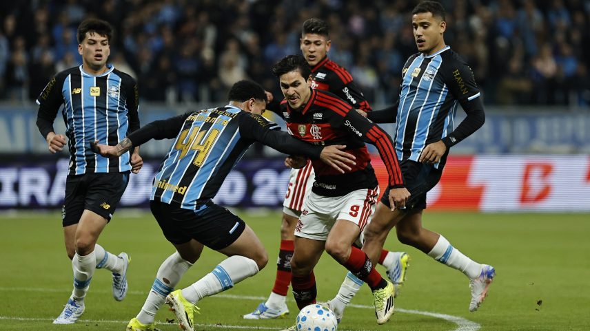 Pedro atormentou defesa do Grêmio neste domingo na Arena — Foto: Roberto Vinicius/AGIF
