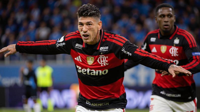Carrascal comemora gol do Flamengo contra o Grêmio — Foto: Maxi Franzoi/AGIF