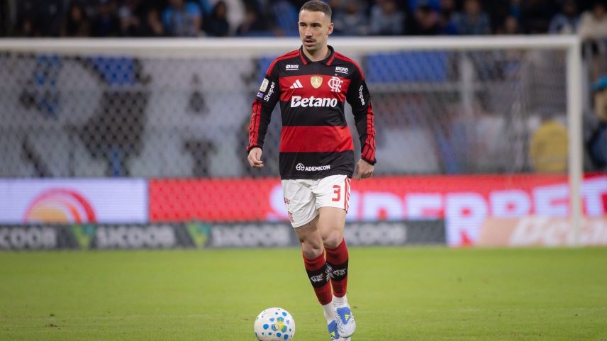 Léo Ortiz durante jogo entre Flamengo e Grêmio — Foto: Maxi Franzoi/AGIF