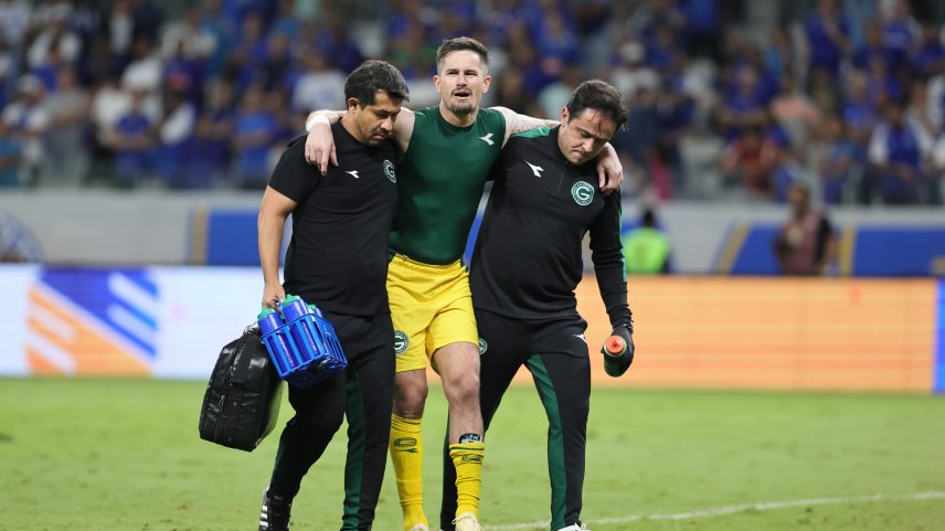 Tadeu deixa jogo entre Cruzeiro e Goiás com suspeita de fratura na perna — Foto: Gilson Lobo/AGIF