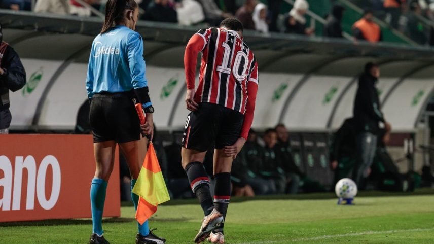 Luciano deixa o gramado com dores na coxa direita em Juventude x São Paulo — Foto: Luiz Erbes/AGIF