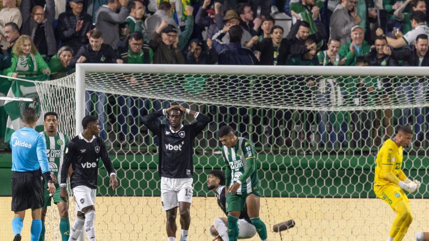 Alex Telles durante a partida contra a Chapecoense