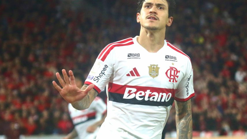 Pedro comemora gol do Flamengo sobre o Athletico-PR — Foto: Gabriel Machado/AGIF