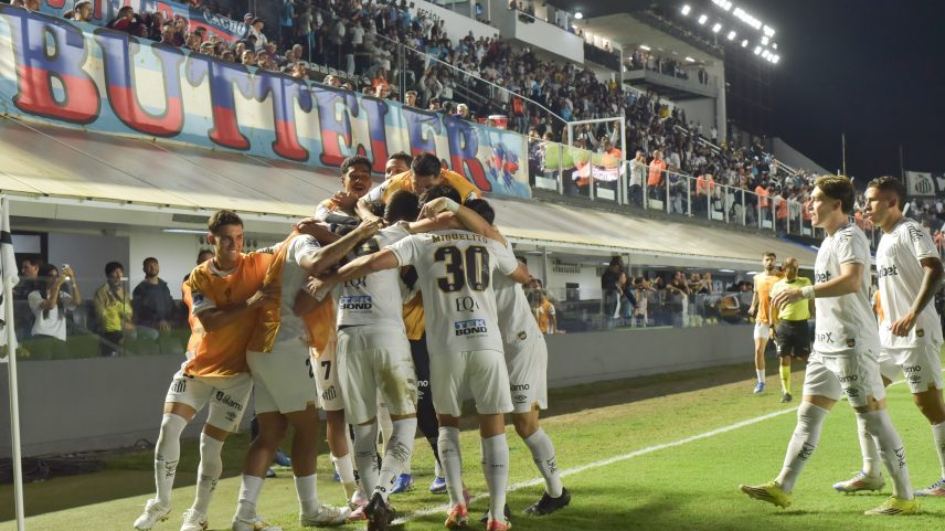 Jogadores do Santos comemoram gol do Santos contra o San Lorenzo — Foto: Jota Erre/AGIF