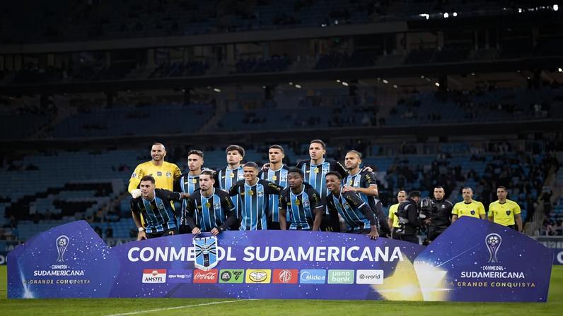 Formação titular do Grêmio contra o Palestino, na Arena, pela Sul-Americana — Foto: Maxi Franzoi/AGIF