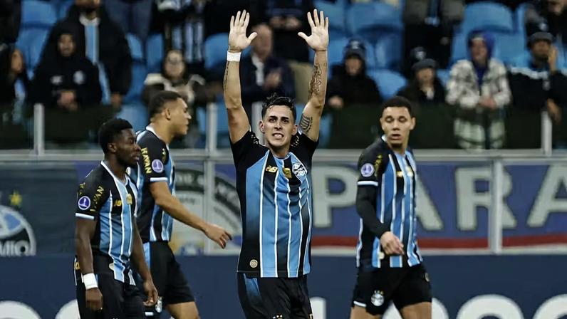 Pavon comemora gol do Grêmio contra o Palestino — Foto: Roberto Vinicius/AGIF
