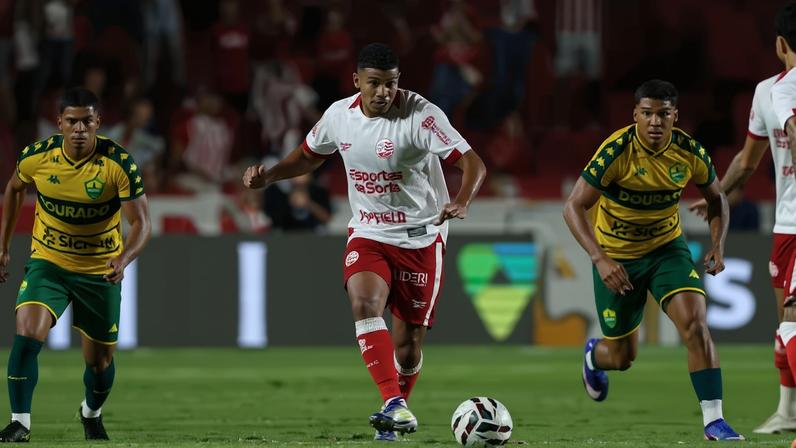 Luiz Felipe, do Náutico, deu assistência na vitória contra o Cuiabá. — Foto: Marlon Costa/AGIF