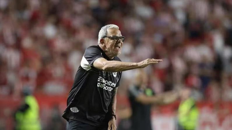 Hélio dos Anjos, técnico do Náutico, durante vitória na Série B. — Foto: Marlon Costa/AGIF
