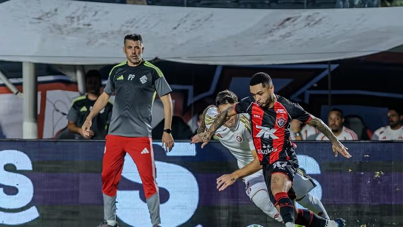 Pezzolano no fundo em derrota do Inter para o Vitória — Foto: Márcio José/AGIF