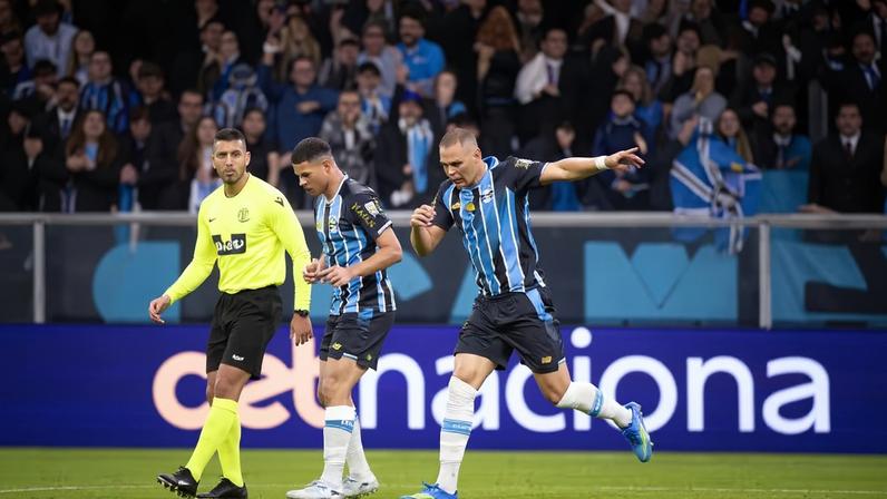 Carlos Vinicius fez dois gols para o Grêmio na vitória por 3 a 2 sobre o Santos — Foto: Maxi Franzoi/AGIF