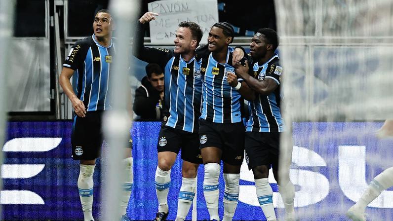 Tetê se emociona após marcar o terceiro gol do Grêmio contra o Santos
