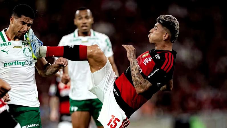 Entrada de Carrascal em Murilo no Flamengo x Palmeiras — Foto: Mateus Dutra / AGIF