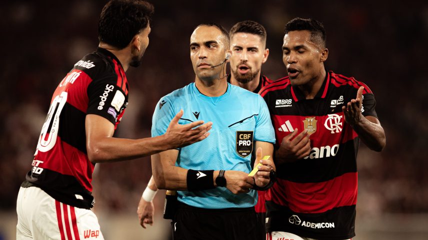 Carrascal é expulso em Flamengo x Palmeiras — Foto: André Durão / ge