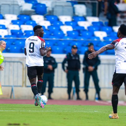 Viveros faz dois gols e Athletico vence Remo