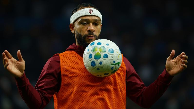 Memphis Depay em aquecimento antes de Corinthians x Atlético-MG — Foto: Joisel Amaral/AGIF