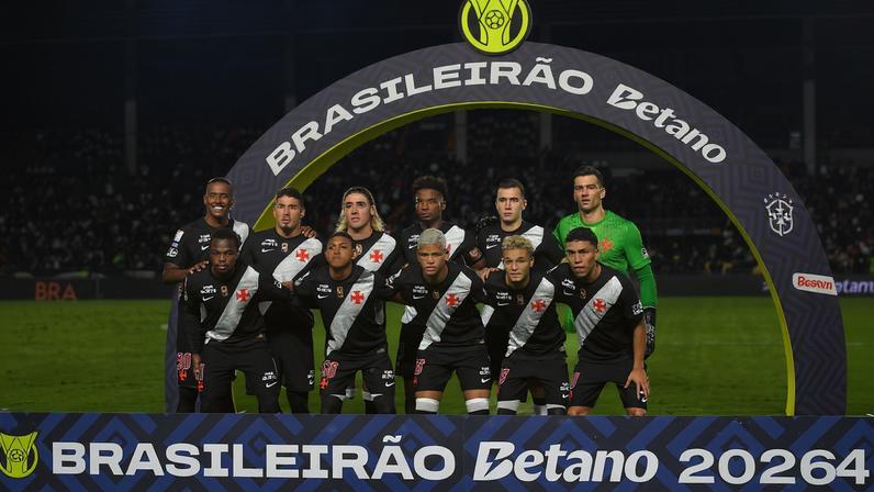 Jogadores do Vasco antes da partida contra o Bragantino — Foto: Thiago Ribeiro/AGIF