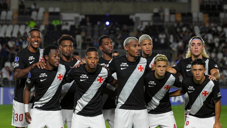 Jogadores do Vasco em jogo contra o Barracas Central — Foto: Thiago Ribeiro/AGIF