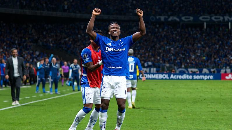 Sinisterra comemora gol pelo Cruzeiro — Foto: Alessandra Torres/AGIF