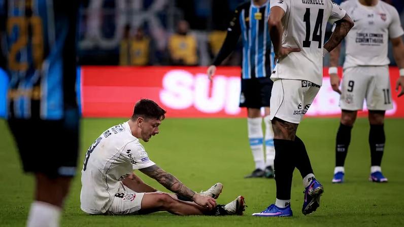 Garro caído no gramado em Grêmio x Corinthians — Foto: Maxi Franzoi/AGIF