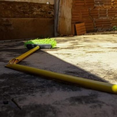 Homem agride mulher e tenta invadir casa com faca e vassoura
