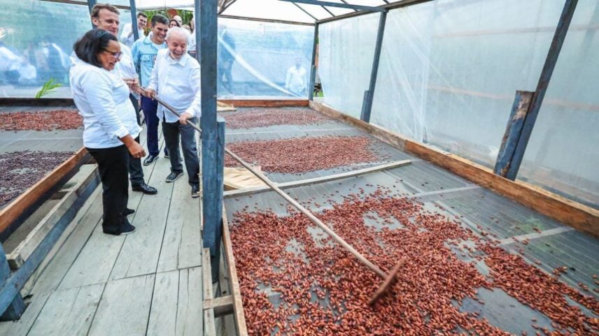 Visita de Lula e Macron na propriedade de Dona Nena, na estufa de secagem de cacau