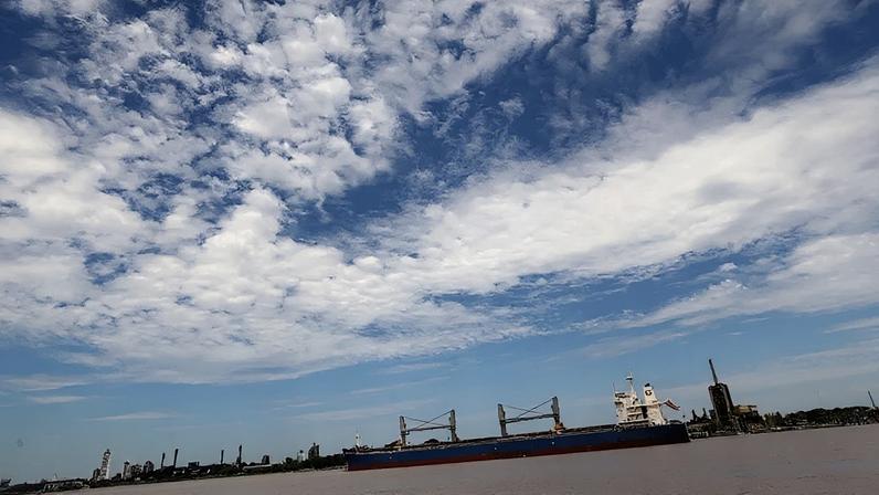 Grãos são carregados em um navio para exportação