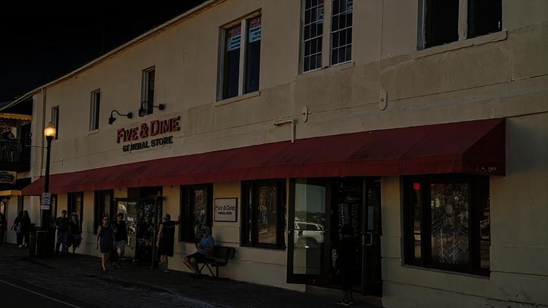 Savannah, Geórgia, EUA, 22 de outubro de 2025: turistas caminham pela calçada em frente à loja Five and Dime, no histórico distrito dos armazéns de algodão