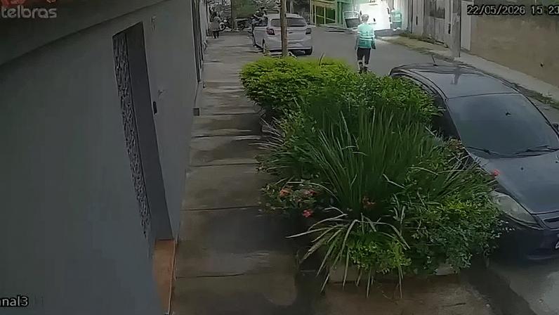 Funcionário atropela cliente após discussão sobre corte de água