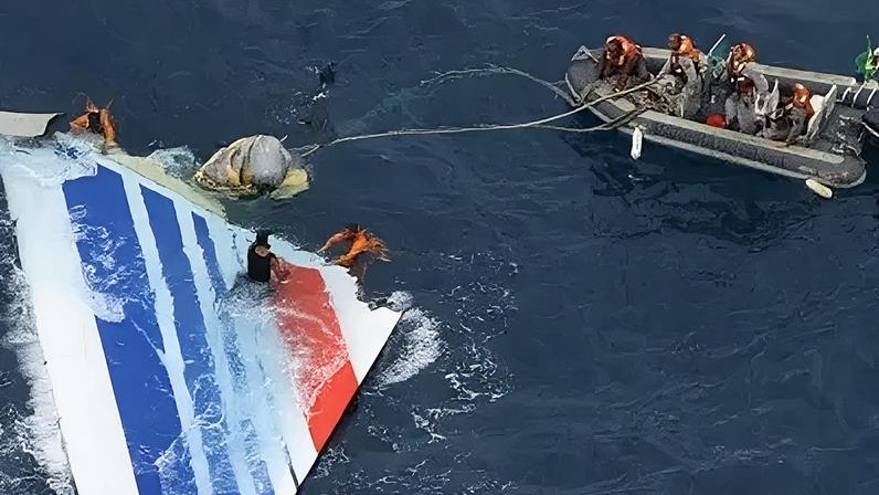 Partes de avião da Air France resgatadas no oceano Atlântico após o acidente de 2009